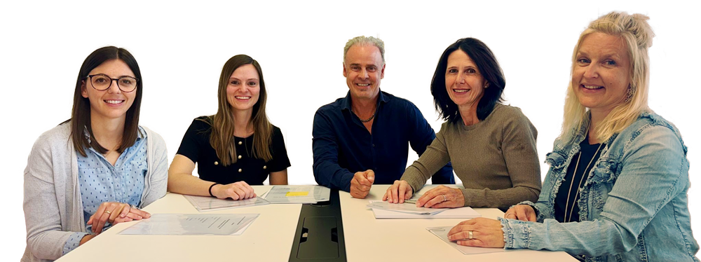 Gruppenfoto an einem Tisch mit den Personen von link nach rechts Gianetta Lechmann,  Andrina Bundi (Präsidentin), Marco Bürge, Caroline Peretti-Duff, Corina Pfiffner